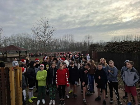 Mikulásfutás 2025 - piros sapkák, nagy mosolyok